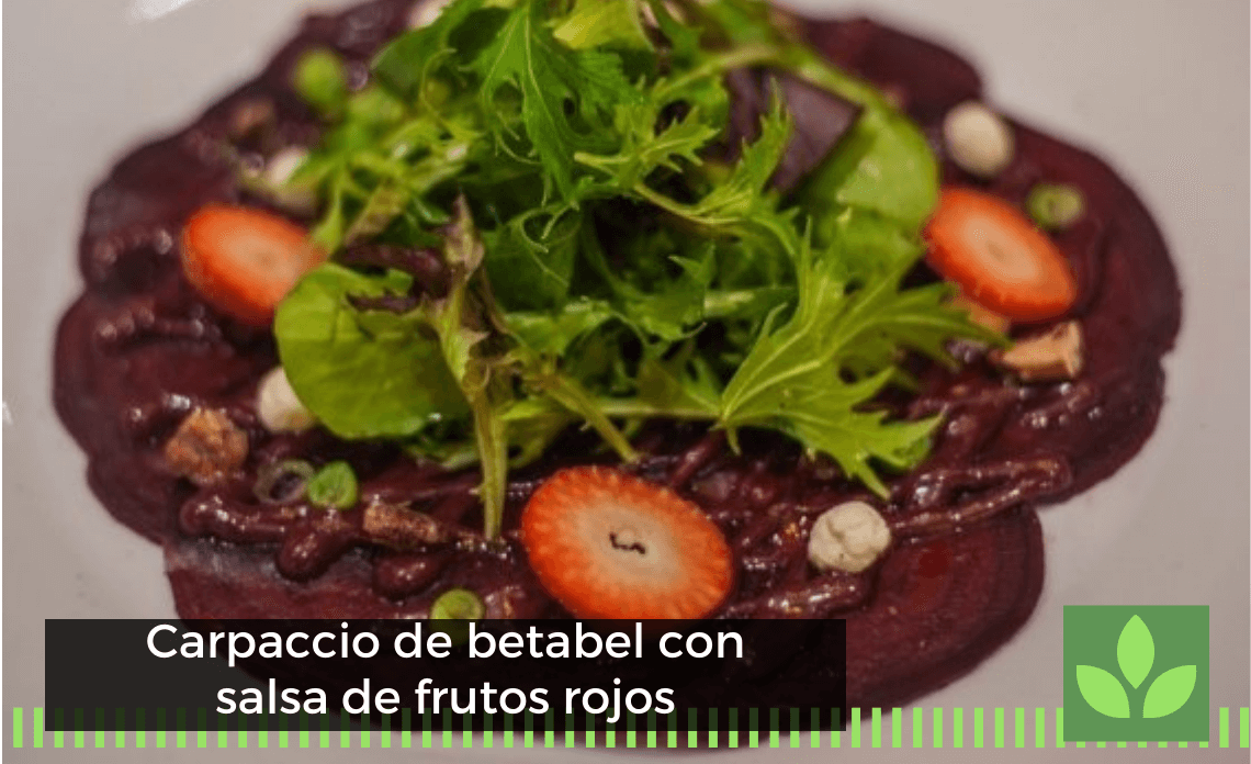 Carpaccio de betabel con salsa de frutos rojos