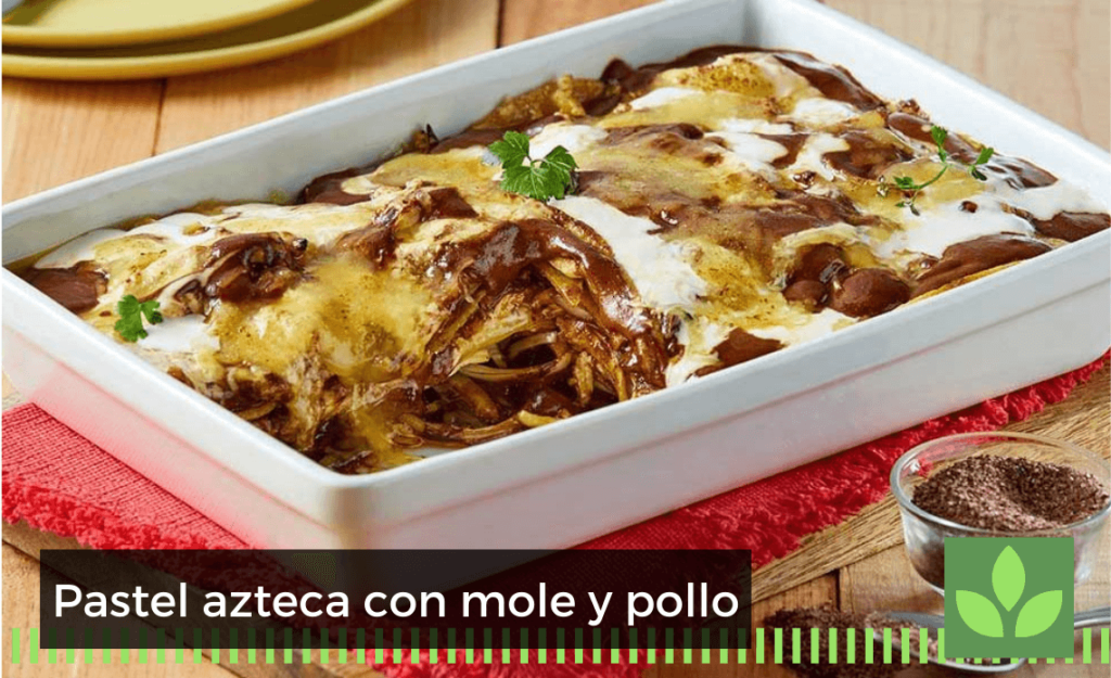 pastel azteca con mole y pollo