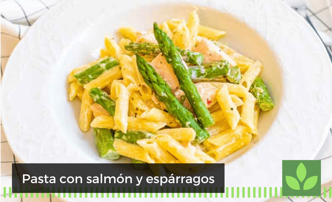 Pasta con salmón y espárragos